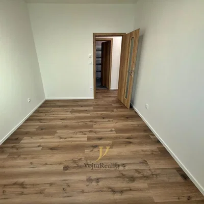 Schlafzimmer; holzboden, tageslicht