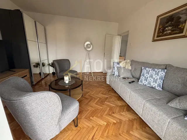 Woonkamer; houten vloer, moderne stijl, natuurlijk licht