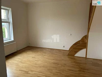 Schlafzimmer; holzboden, tageslicht