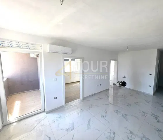 Sala de estar; chão de azulejo, luz natural, renovado