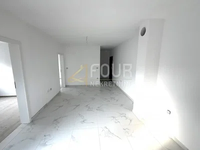 Sonstiges; fliesenboden, tageslicht, renovierungsbedürftig