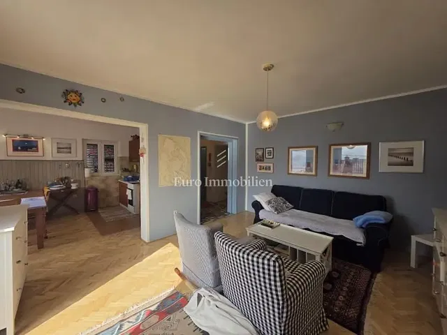 Sala de estar; luz natural, chão de madeira, estilo moderno