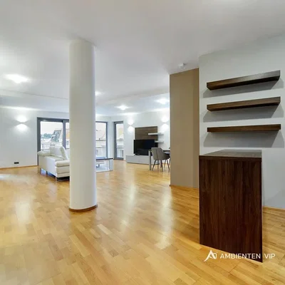 Dnevni boravak; pogled, drveni pod, prirodna svjetlost, moderan stil