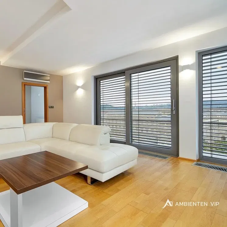 Dnevni boravak; pogled, drveni pod, prirodna svjetlost, moderan stil