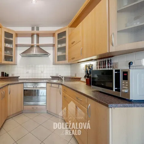 Kuchyňa; kuchynské spotrebiče, dlažba