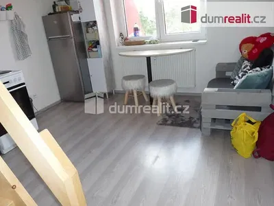 Cucina; elettrodomestici, pavimento in piastrelle, luce naturale
