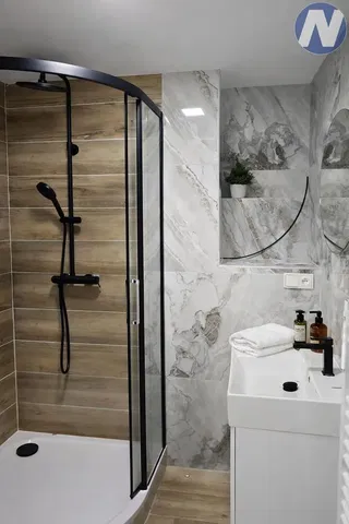 Salle de bain; carrelage, rénové, lumière naturelle, style moderne