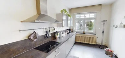 Kuchyně; kuchyňské spotřebiče, přirozené světlo, moderní styl