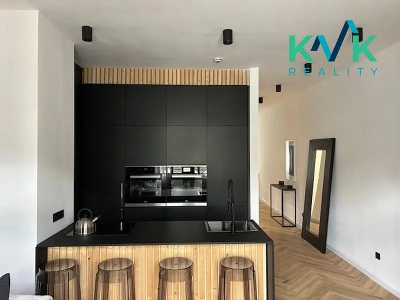 Küche; küchengeräte, holzboden, moderner stil