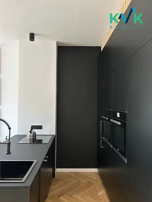 Küche; küchengeräte, holzboden, moderner stil