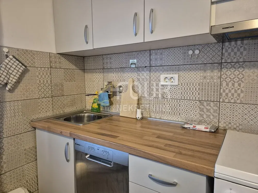 Küche; küchengeräte, fliesenboden, renoviert, tageslicht, moderner stil