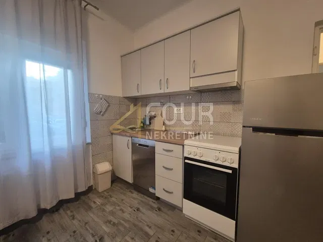 Cozinha; eletrodomésticos, chão de azulejo