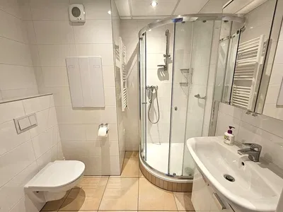 Badezimmer; fliesenboden, tageslicht, renoviert
