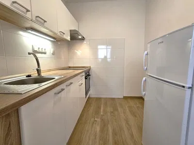 Küche; küchengeräte, fliesenboden, holzboden