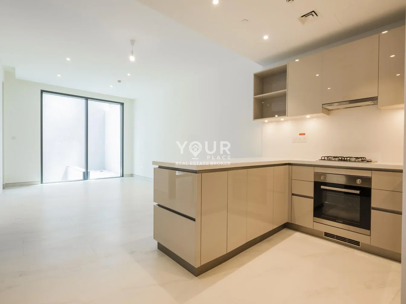 Cuisine; électroménager, lumière naturelle, style moderne, carrelage, rénové