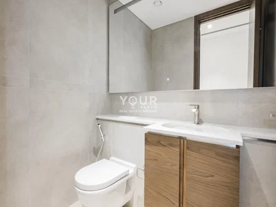 Toilettes; carrelage, rénové, lumière naturelle, style moderne