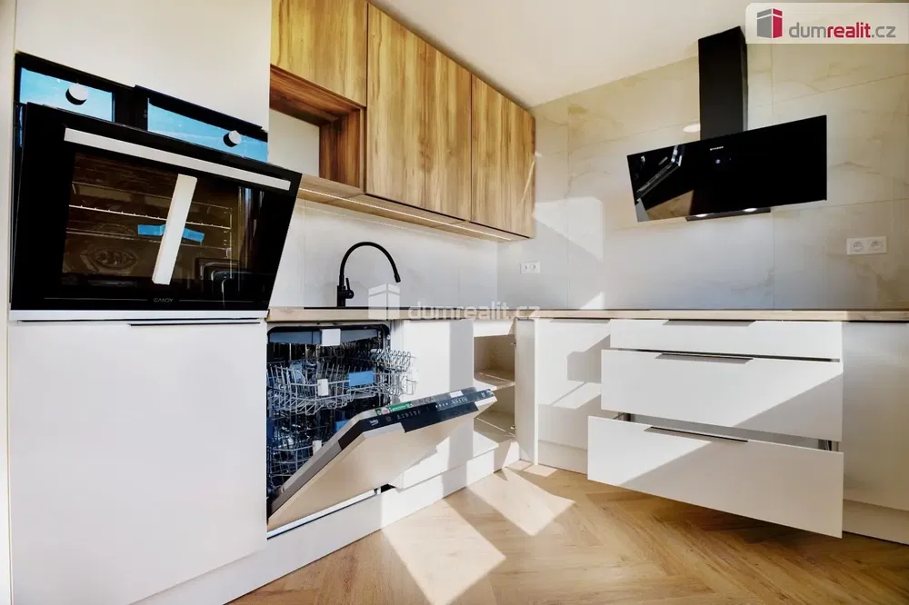 Küche; küchengeräte, holzboden, renoviert, tageslicht, moderner stil