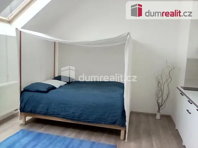 Chambre; lumière naturelle, parquet