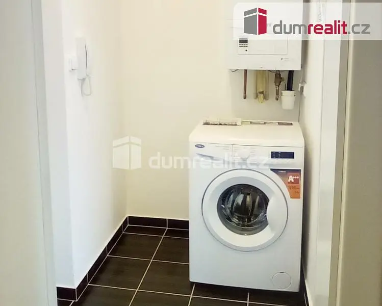 Vestiaire; chauffe-eau, carrelage