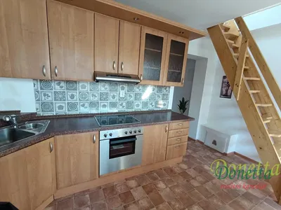 Keuken; keukenapparatuur, tegelvloer