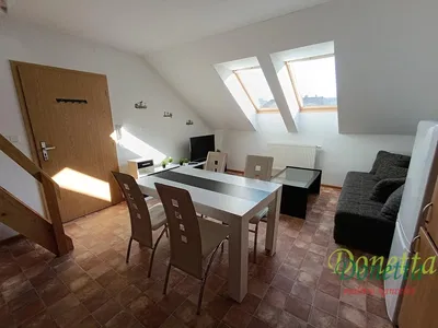 Woonkamer; tegelvloer, natuurlijk licht, moderne stijl