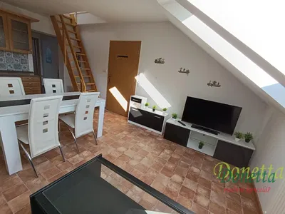 Woonkamer; tegelvloer, natuurlijk licht