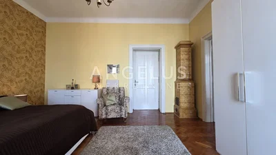 Schlafzimmer; holzboden, tageslicht