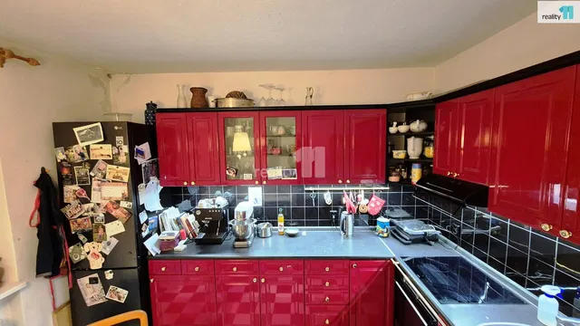 Kuchyňa; kuchynské spotrebiče, prirodzené svetlo, moderný štýl
