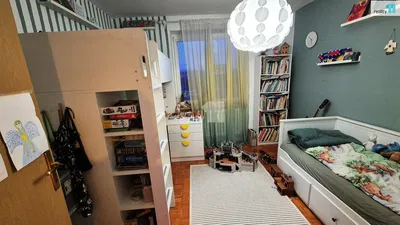 Ložnice; dřevěná podlaha, přirozené světlo, moderní styl