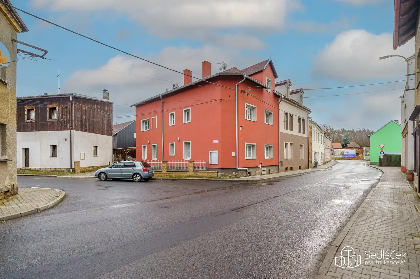 Dům a okolí; výhled