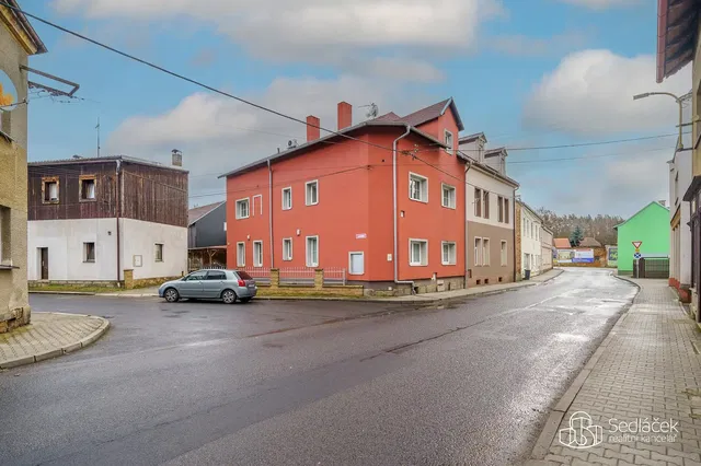 Dům a okolí; výhled
