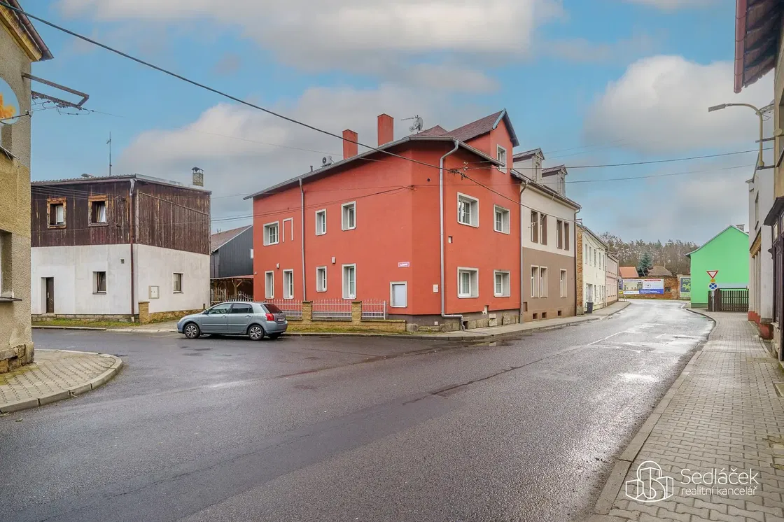 Dům a okolí; výhled
