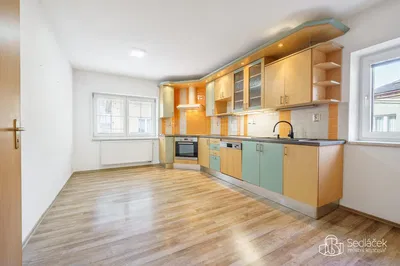 Kuchyně; kuchyňské spotřebiče, přirozené světlo, dřevěná podlaha, po rekonstrukci