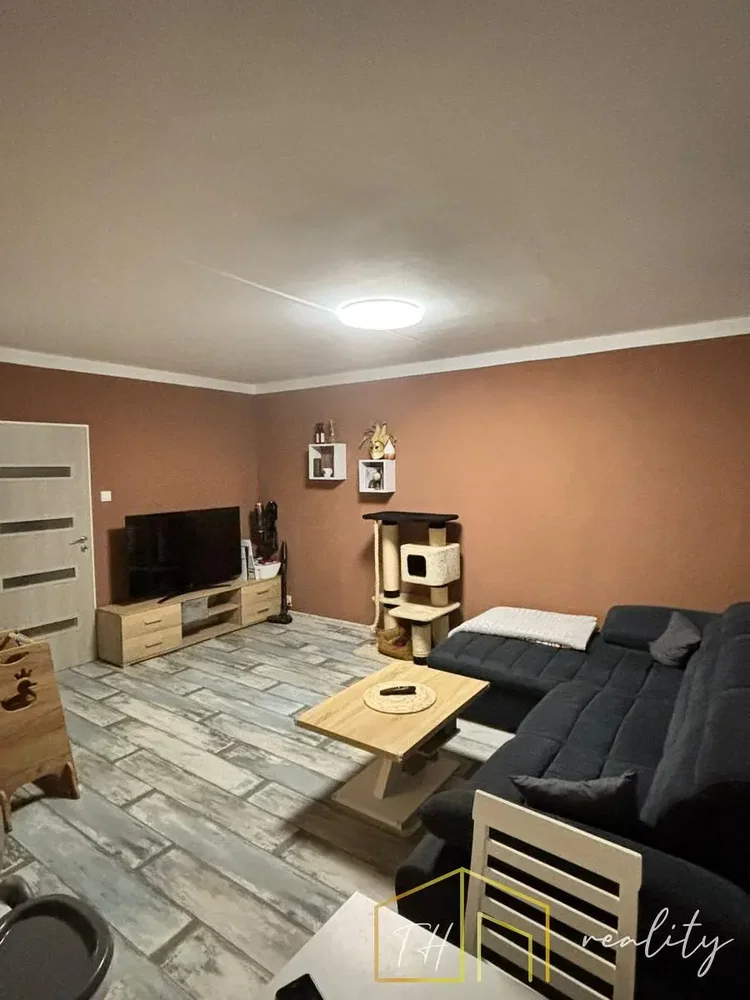 Obývací pokoj; dlažba, přirozené světlo