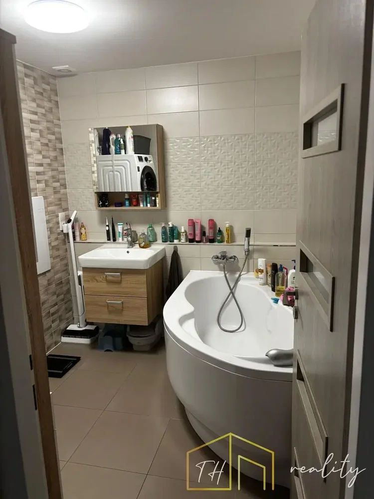 Koupelna; dlažba, přirozené světlo, po rekonstrukci