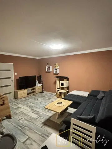 Obývací pokoj; dlažba, přirozené světlo
