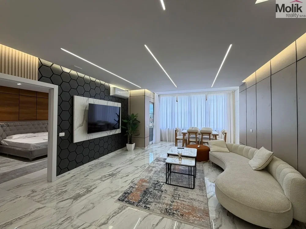 Salón; suelo de baldosas, luz natural, estilo moderno