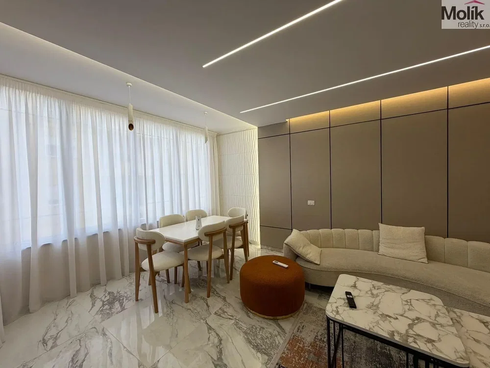 Salón; suelo de baldosas, luz natural, estilo moderno