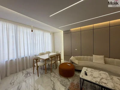 Salón; suelo de baldosas, luz natural, estilo moderno
