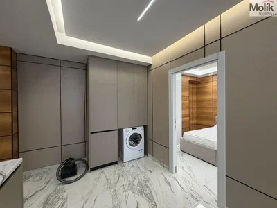 Habitación; suelo de baldosas, vigas de madera, renovado, luz natural
