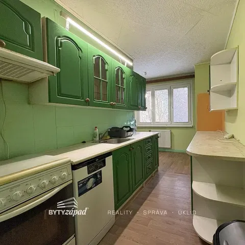 Cuisine; électroménager, carrelage, nécessite rénovation