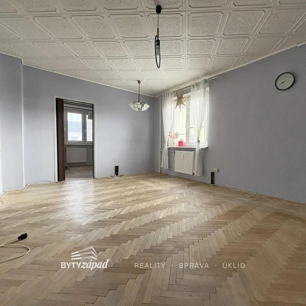Wohnzimmer; holzboden, tageslicht