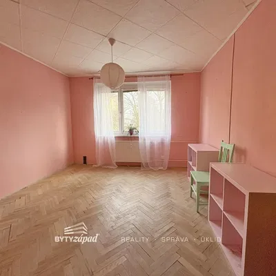 Kinderzimmer; holzboden, tageslicht