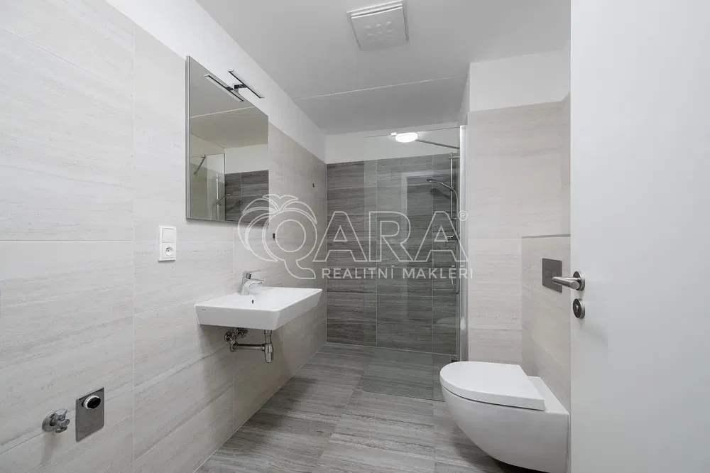 Salle de bain; carrelage, rénové, lumière naturelle, style moderne