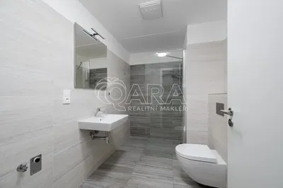 Salle de bain; carrelage, rénové, lumière naturelle, style moderne