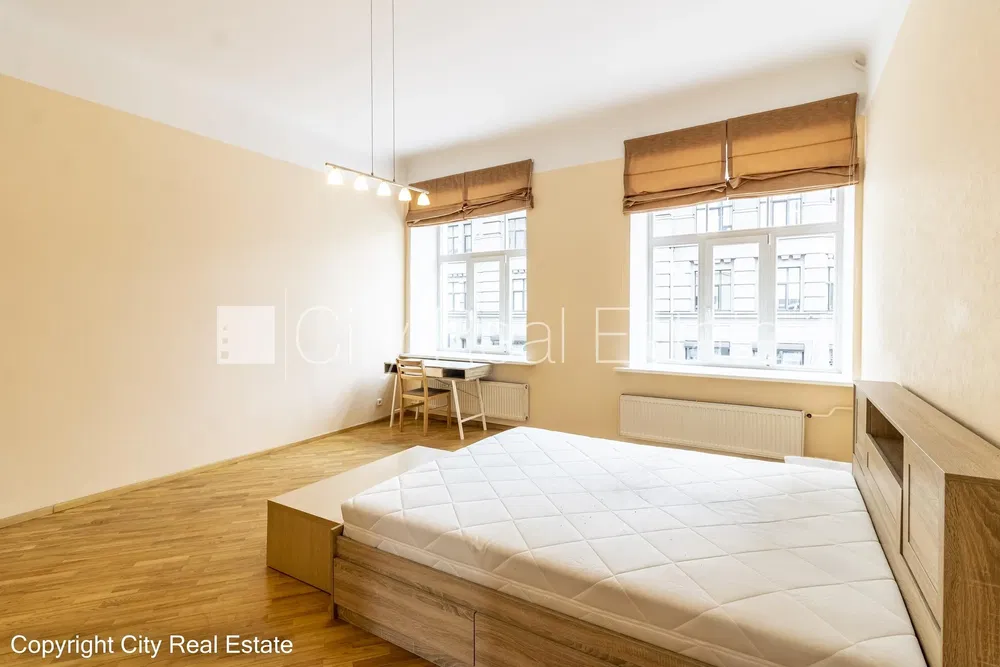 Yatak odası; ahşap zemin, doğal ışık