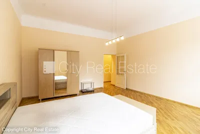 Yatak odası; ahşap zemin, doğal ışık