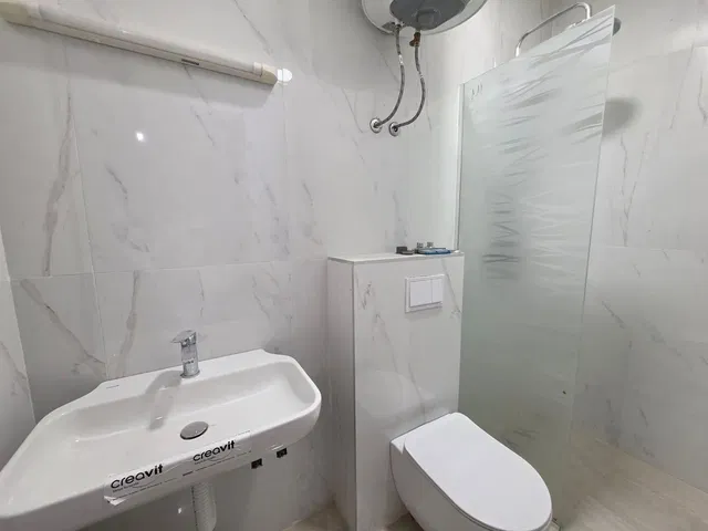 Купатило; плочице, реновиран, природно светло, модерни стил