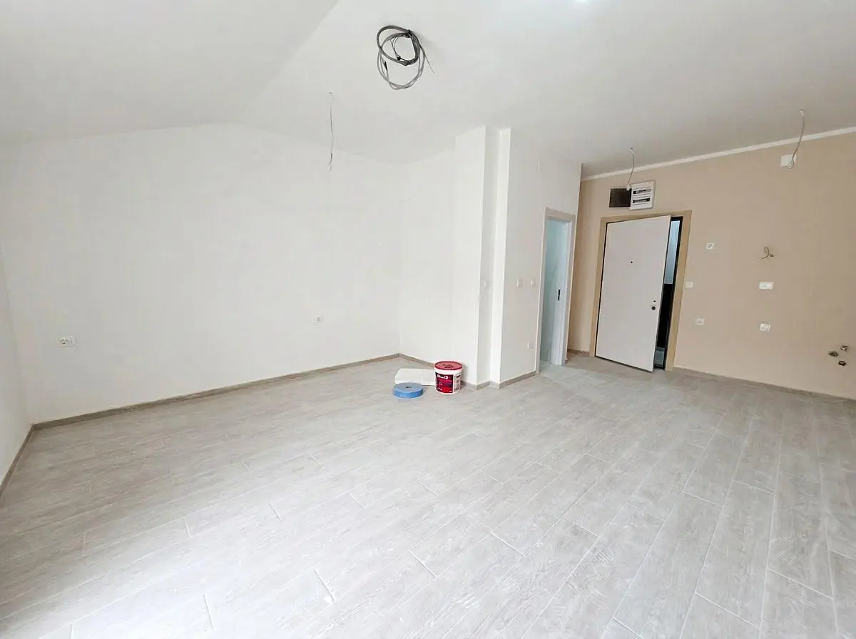 Дневна соба; плочице, потребна реновација, природно светло