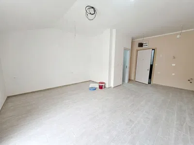 Дневна соба; плочице, потребна реновација, природно светло